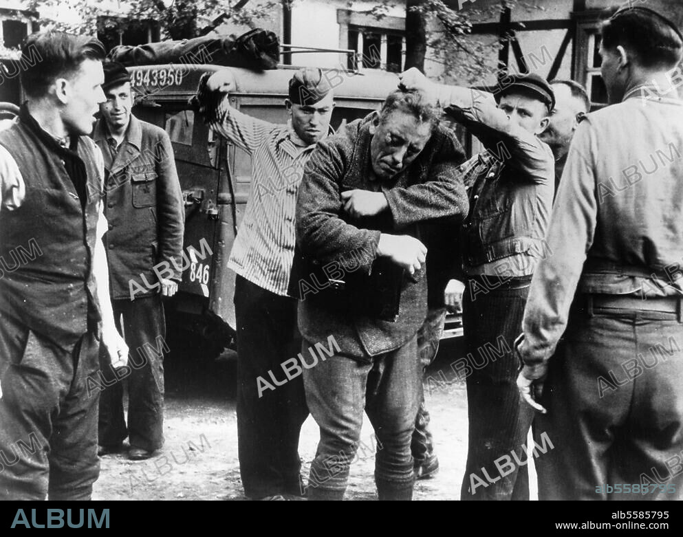NS-Zeit / Konzentrationslager:. KZ nach der Befreiung, 1945: Ein ehemaliger russischer Gefangener schlägt einen Kapo (KZ-Häftling mit einer einem Vorarbeiter ähnlichen Stellung), der vor seinen Augen russische Zwangsarbeiter erschossen hat. Foto.