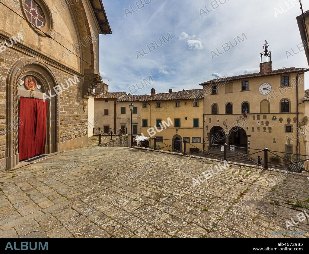 Radda in Chianti: the Church of San Niccolò. In the background, the Palazzo del Podestà, which is today the the seat of the municipality and whose facade is decorated with some podesta's emblems.