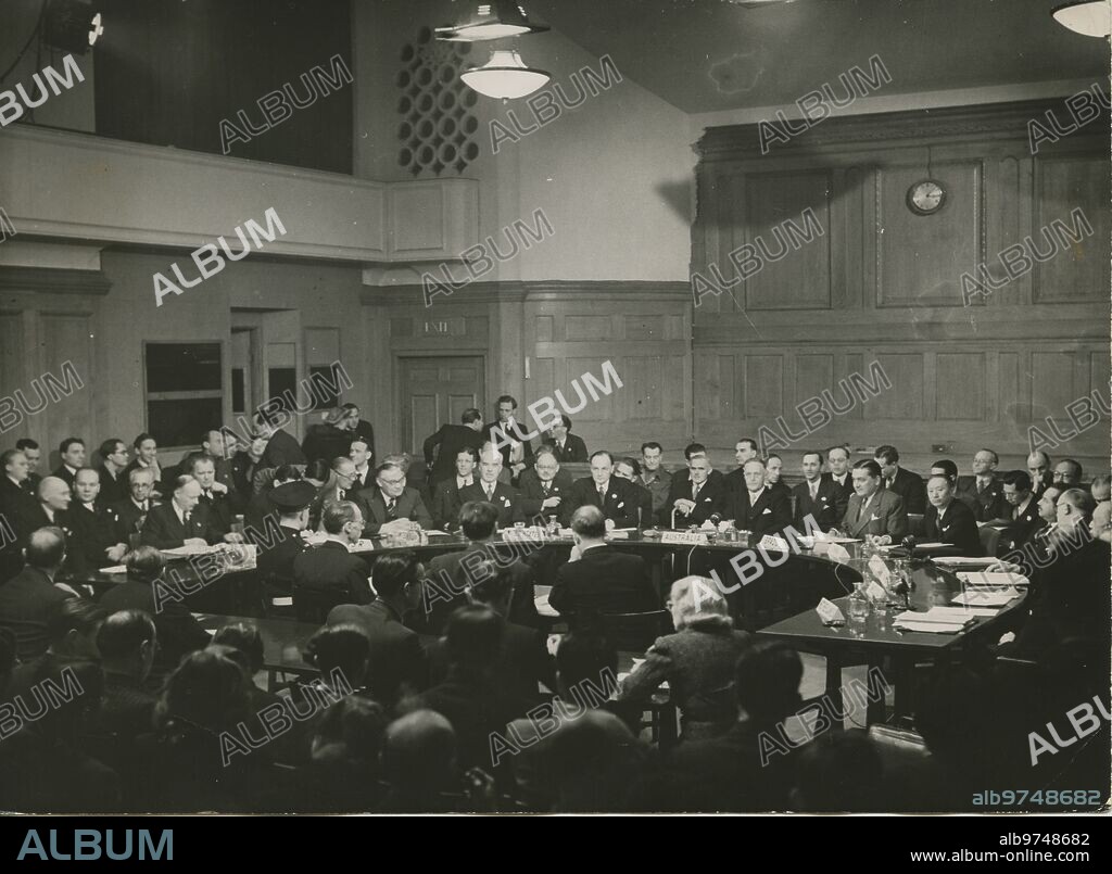 Londres, 17/01/1946. La primera Asamblea de la Organización de las Naciones Unidas. He aquí una de las laboriosas sesiones del Consejo de Seguridad, en el Central Hall, antigua iglesia metodista de Westminster. La ONU acaba de nombrar, por unanimidad del Consejo de Seguridad, secretario general al ministro noruego de Asuntos Exteriores, Trygve Lie.