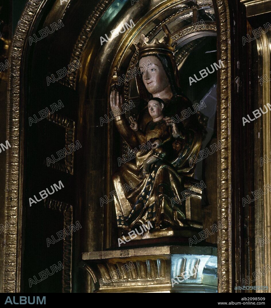 ARTE GOTICO. ESPAÑA. Imagen sedente de la VIRGEN DE MUSQUILDA. Talla en madera policromada situada en el presbiterio de la BASILICA DE NUESTRA SEÑORA DE MUSQUILDA. OCHAGAVIA. Navarra.
