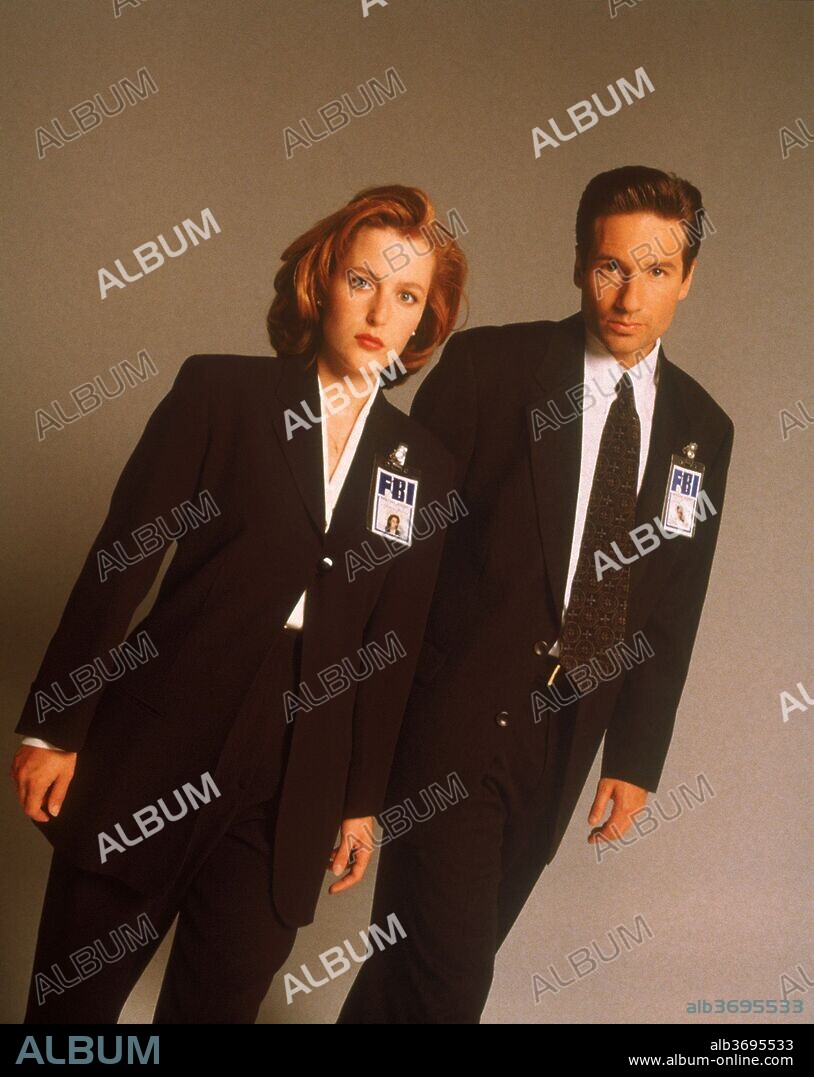 DAVID DUCHOVNY et GILLIAN ANDERSON dans THE X FILES, 1993, réalisé par CHRIS CARTER, DAVID NUTTER et ROB BOWMAN. Copyright FOX FILMS.
