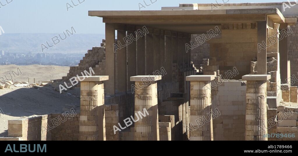 ARTE EGIPCIO. RECINTO FUNERARIO DE NETCHERJET (ZOSER) segundo faraón de la III Dinastía, hacia el 2650 a. C. COLUMNATA DE ACCESO. Estrecha galería flanqueada por 40 columnas, divididas en dos hileras. Unico ejemplo de COLUMNAS FASCICULADAS. III Milenio. IMPERIO ANTIGUO. NECROPOLIS DE SAKKARA. Egipto.