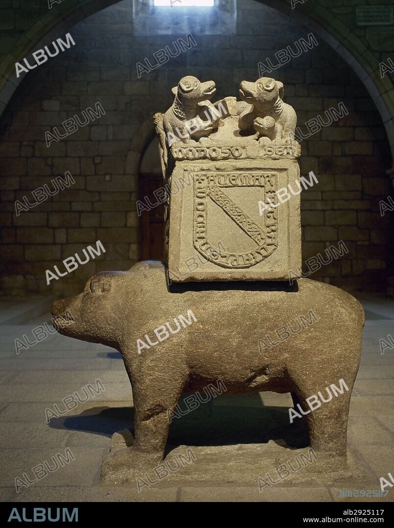 PEREZ DE ANDRADE, Fernán, llamado "el Bueno" (siglo XIV). SEPULCRO DE PEREZ DE ANDRADE en el interior de la IGLESIA DE SAN FRANCISCO. Está sostenido por un oso y un jabalí, símbolos del escudo de armas de Andrade. En la tapa, la figura yacente con armadura de guerra; en la cabecera, el escudo de la familia y en los laterales, escenas de caza. BETANZOS. Provincia de A Coruña. Galicia. España.