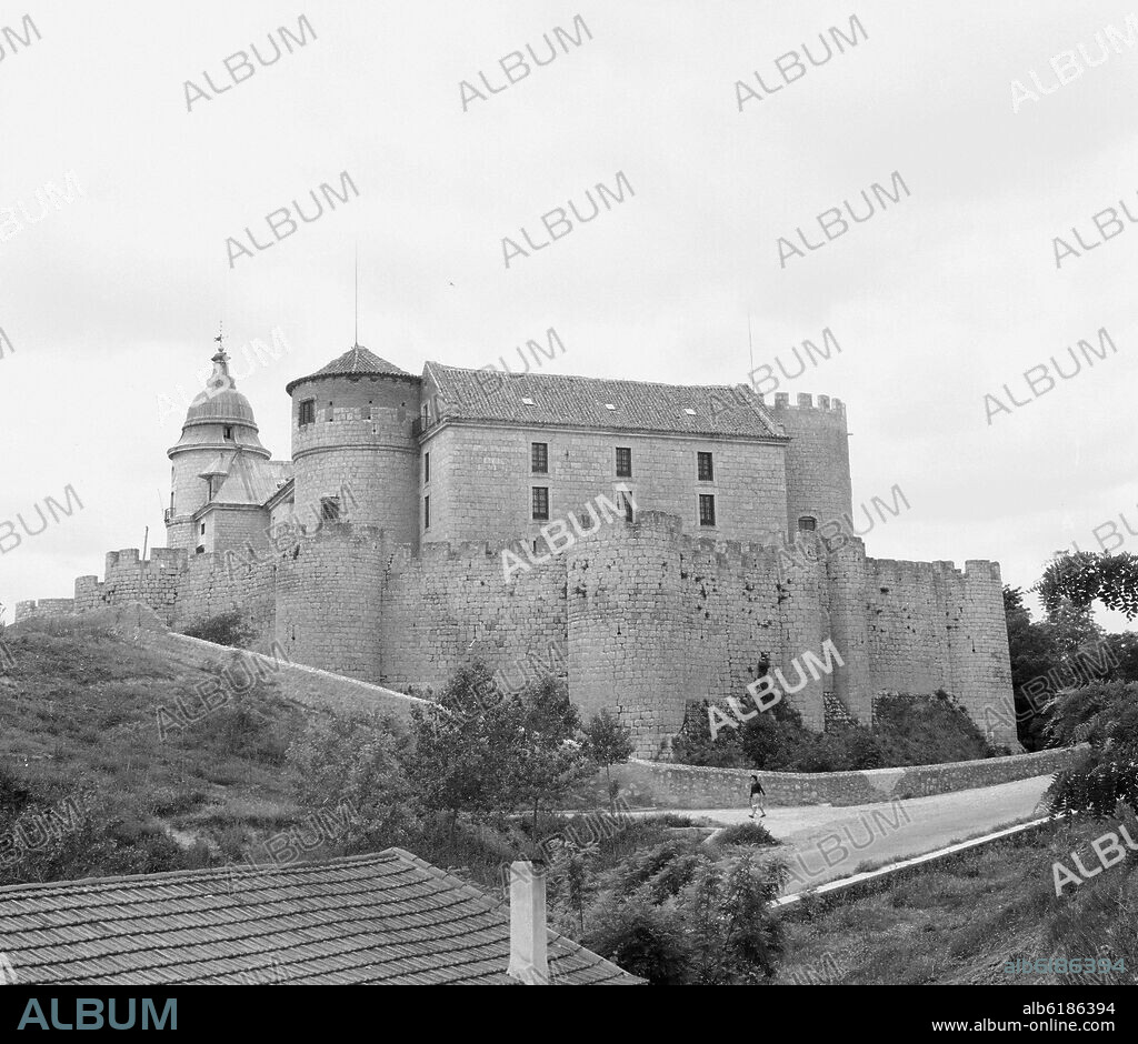 CASTILLO DE SIMANCAS CONSTRUIDO EN EL SIGLO XV Y RESTAURADO EN 1584 POR JUAN DE HERRERA - SEDE DEL ARCHIVO HISTORICO - BLANCO Y NEGRO -.