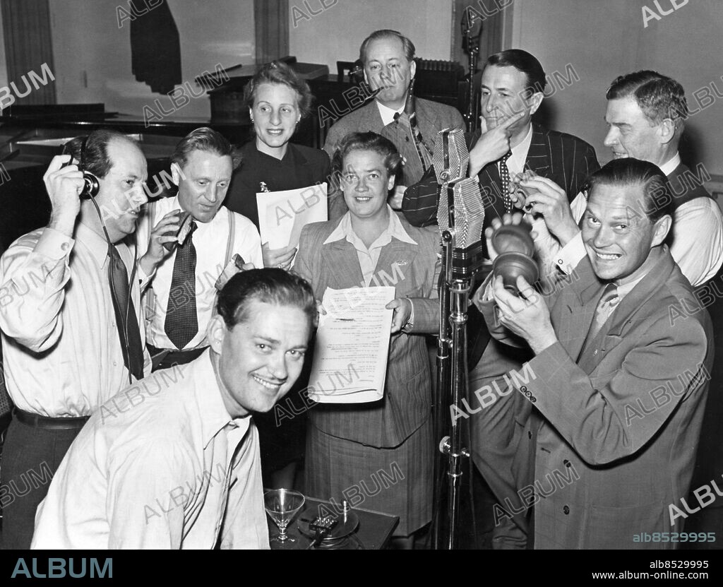 STOCKHOLM 1943-06-19.. BERCOS SOMMARREVY. Radioprogram.. Sänt första gången 1943-06-19.. Här ses från vänster Ander Solldén, Sune Waldimir, kapellmästare samt kompositör och arrangör av populärmusik, Nils Larsson, "Banjo-Lasse", gitarrist, Lissie von Rosen, sångerska, Kai Gullmar, schlagerkompositör och sångerska, Berco, egentligen Berndt Carlberg, journalist och textförfattare, Georg Funkquist, skådespelare, Nils Holmgren samt Otto Kyndel, violinist.. Foto: Sören Hoffman / SVT / Kod: 5600. Bld publ. i RiR 27/43. RiR sv/v. Mapp: Gullmar, Kaj.