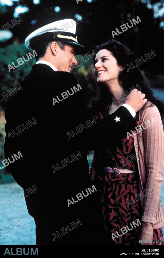 DEBRA WINGER and RICHARD GERE in AN OFFICER AND A GENTLEMAN, 1982, directed by TAYLOR HACKFORD. Copyright PARAMOUNT PICTURES.