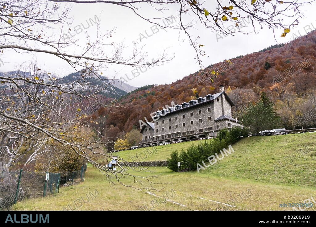 Parador nacional de turismo Monte Perdido, valle de Pineta, parque nacional de Ordesa y Monte Perdido, Provincia de Huesca, Comunidad Autónoma de Aragón, cordillera de los Pirineos, Spain, europe.