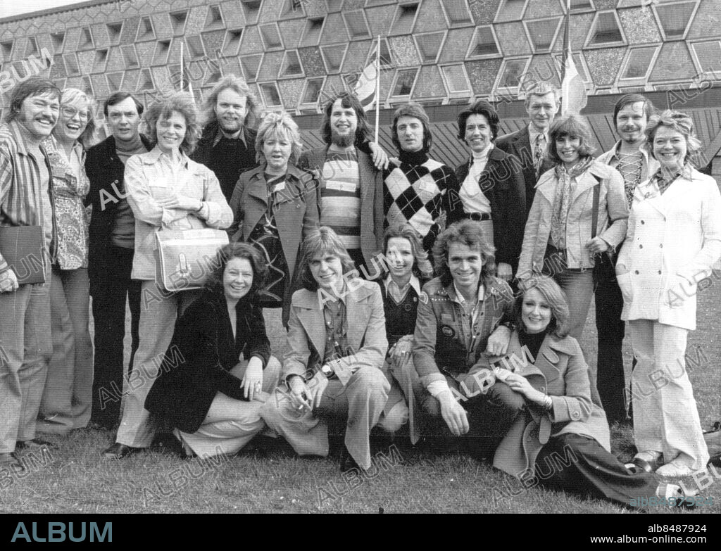 Luxemburg 1973-04-05. Eurovision Song Contest 1973. Detta är De Aderton i svenska schlagerlandslaget i Luxemburg. Sittande längst fram de sjungande Kerstin Bagge. Göran Fristorp, Annika Risberg, Claes af Geijerstam och Kerstin Dahl. Stående bakom dem från vänster TV-producenten Bosse Billtén, TV-scriptan Gunilla Larsen, TV-pressmannen Benny Rosén, TV-kommentatorn Alicia Lundberg, engagemangsfixare Thomas Johansson, kompositörsparet Monica och Carl-Axel Dominique, skivproducenten Bengt Palmers, TV-produktionkontorets Marianne Landby, delegationschefen Hans Dahlberg från TV, radions Anita Granlund, förläggare Sven-Olof Bagge och radiokommentatorn Ursula Richter. En fattas i De Aderton: textförfattaren Lars Forssell.. Foto: Olle Wester / Expressen / TT / Kod: 44. ** AFTONBLADET OUT **.
