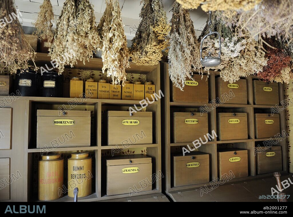 MUSEO FARMACIA. Interior de un herbolario antiguo. Turku. Finlandia.