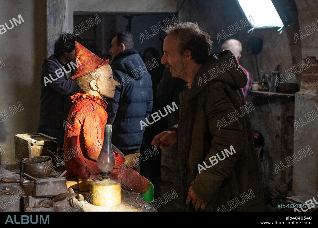 FEDERICO IELAPI und ROBERTO BENIGNI in PINOCCHIO, 2019, unter der Regie von MATTEO GARRONE. Copyright ARCHIMEDE/ RAI CINEMA/ LE PACTE/ RPC / DE LAZZARIS, GRETA.