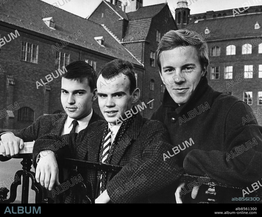 GÖTEBORG 19621112 . Hvitfeldtska lagets tävlande i . radions skolturnering "Vi som vet mest", från vänster Ulf Ahlstedt, Arne Ruth och Sven Eric Bergman.. Foto: Carl-Erik Sundström/ DN / SCANPIX / Kod: 59. ** SVD OUT **.