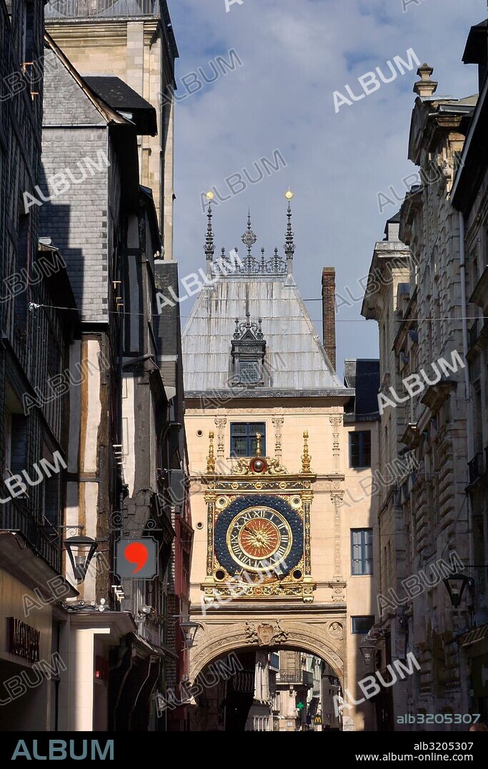 GROS-HORLOGE, EN LA PUERTA DEL CAMPANARIO. RELOJ ASTRONOMICO.  ROUEN, FRANCIA.