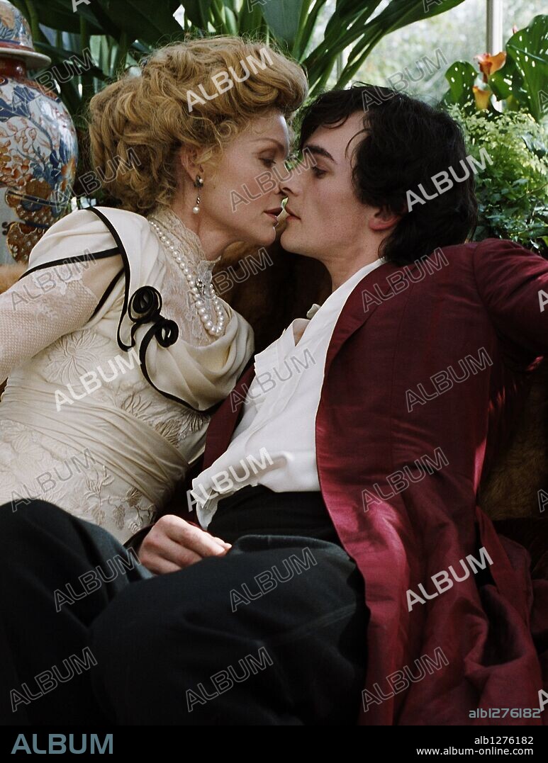 MICHELLE PFEIFFER et RUPERT FRIEND dans CHERI, 2009, réalisé par STEPHEN FREARS. Copyright BILL KENWRIGHT FILMS.