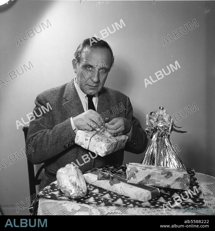 Hasse, O.E. (Otto Eduard), Schauspieler, Obersitzko (Posen) 11.7.1903 - Berlin. 12.9.1978. O.E. Hasse beim Verpacken von Weihnachtsgeschenken (Hotel Atlantic, Hamburg). Foto, 1955.