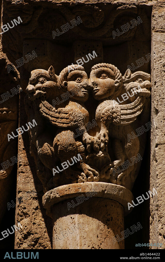 ARTE ROMANICO. ESPAÑA. IGLESIA DE SAN VICENTE (SANT VICENÇ). Construída en el S. XII en estilo de transición del románico al gótico. Detalle de un capitel de la portada sur. Besalú. Comarca de la Garrotxa. Provincia de Girona. Cataluña.
