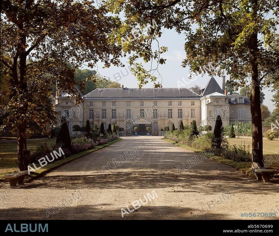 Rueil-Malmaison (Hauts-de-Seine, Frankreich), Château - Schloß Malmaison. (ab 1798 Aufenthaltsort Napoleon Bonapartes und seiner Gemahlin Josephine; Umbauten 1800-02 durch Ch. Percier u. P.F.L Fontaine). Außenansicht: Hofseite. Foto, 2002.