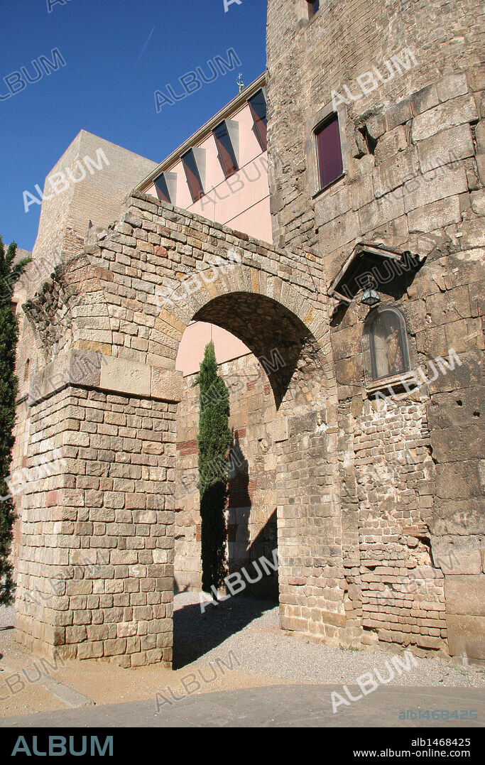 Roman Art. Ruins ot the roman wall and two arches from the aqueduct which carried water into the Barcino city (late 1st century BC). Square "Nova". Barcelona. Catalonia. Spain. Europe.