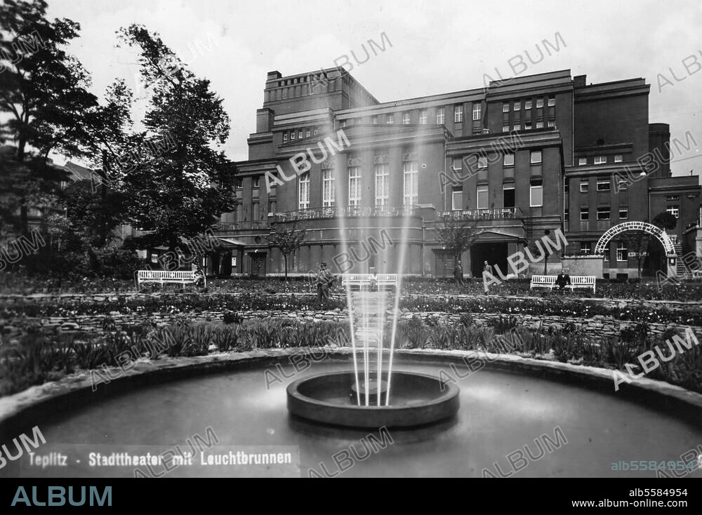 Teplitz, tschech. Teplice (Tschechoslowakei), Stadttheater. Stadttheater mit Leuchtbrunnen. Fotopostkarte, um 1930.