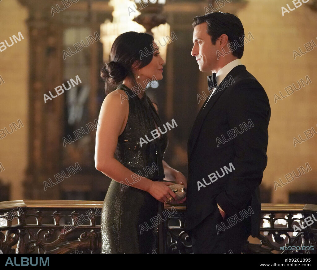 CATHERINE HAENA KIM and MILO VENTAMIGLIA in THE COMPANY YOU KEEP, 2023, directed by BEN YOUNGER, JON HUERTAS and KEVIN MOCK. Copyright Electric Somewhere Co./Divide Pictures/Gratitude Productions/20th Television. Episode 1x1.