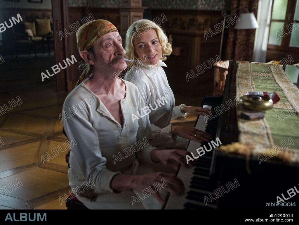 EDUARDO GOMEZ and SILVIA ABRIL in SPANISH MOVIE, 2009, directed by JAVIER RUIZ CALDERA. Copyright TELECINCO.