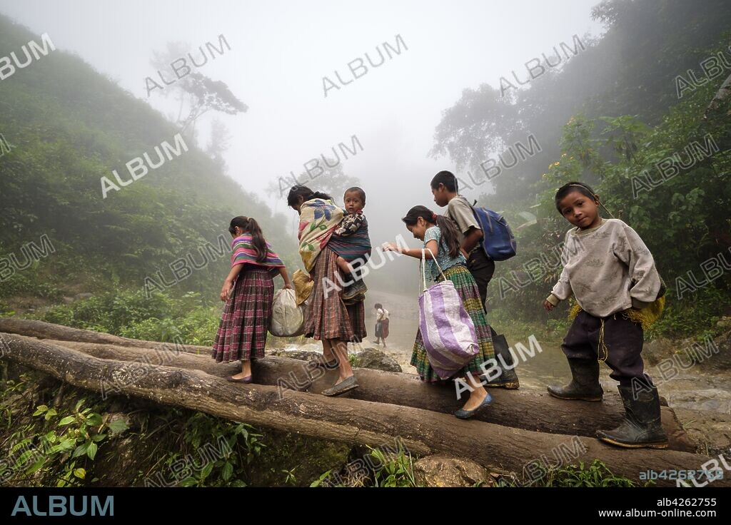indigenas de etnia Q´eqchi´, Zona Reina, Quiché, República de Guatemala, América Central.