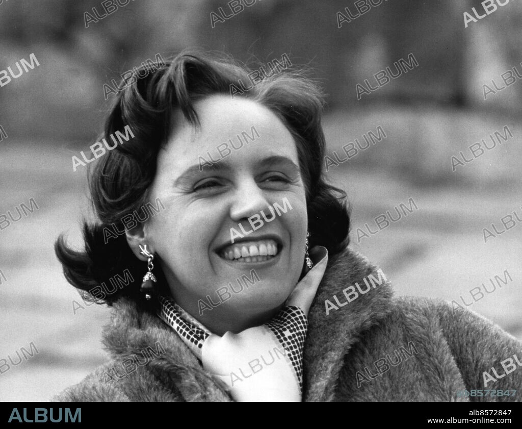 Orig. bildtext... KERSTIN MEYER den 23/4 1957 Anm. K Meyer, född 1928, svensk operasångerska. Fuskpälsar Leenden Scarves Teddypälsar Örhängen CD653 persons: KERSTIN MEYER sites: SVERIGE.