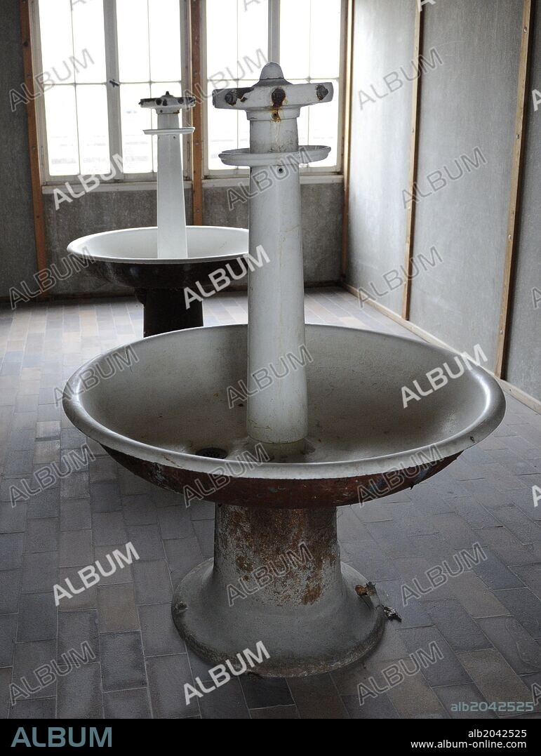 Campo de concentración nazi de Dachau. Actualmente funciona un Memorial y Museo sobre el Holocausto y la persecución política en el Tercer Reich. Aseos del Barracón. Zona dónde se aseaban los prisioneros. Alrededores de Dachao. Norte de Múnich. Baviera. Sur de Alemania.