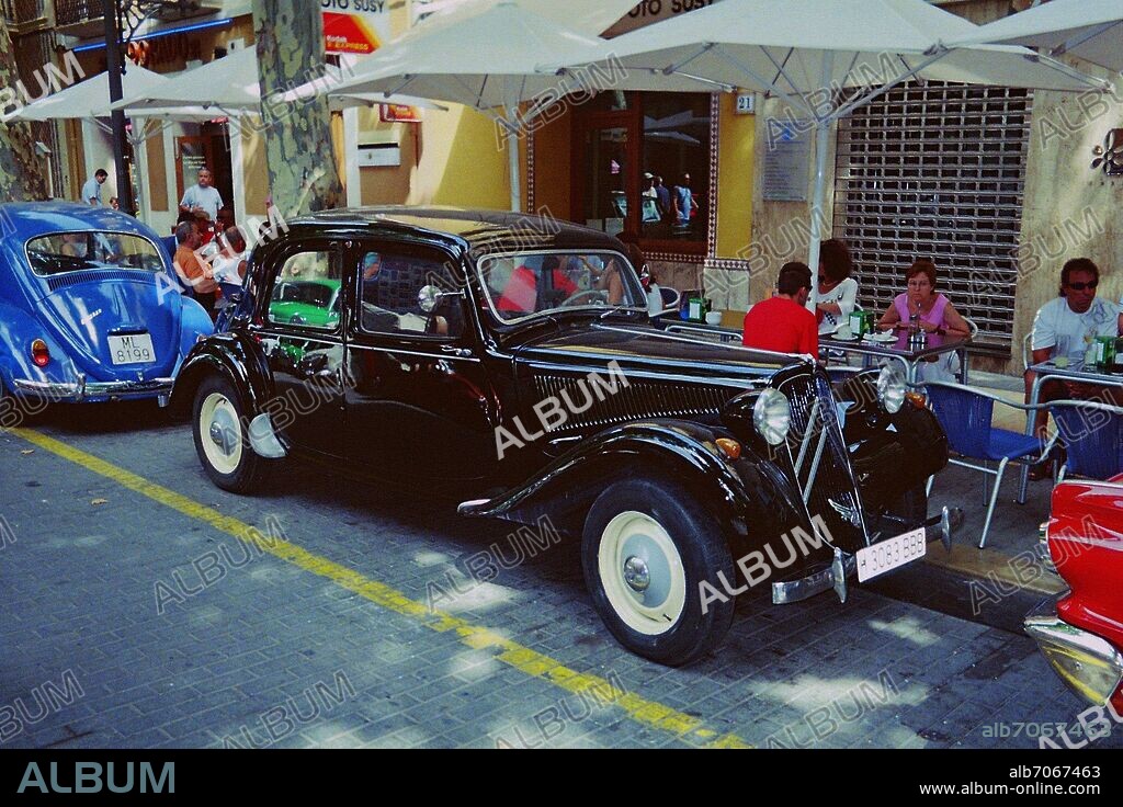 COCHE CITROEN 11 DEL AÑO 1953 EN LA VI CONCENTRACION DE COCHES DE LA PROVINCIA DE ALICANTE.
