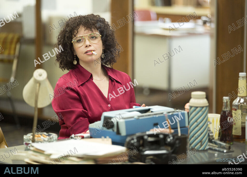 NATASHA LYONNE en UN GESTO ESTUPIDO E INUTIL, 2018 (A FUTILE AND STUPID GESTURE), dirigida por DAVID WAIN. Copyright Principato-Young Entertainment/Abominable Pictures.