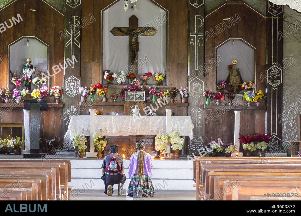 matrimonio orando en la iglesia, Lancetillo, La Parroquia, zona Reyna, Quiche, Guatemala, Central America.