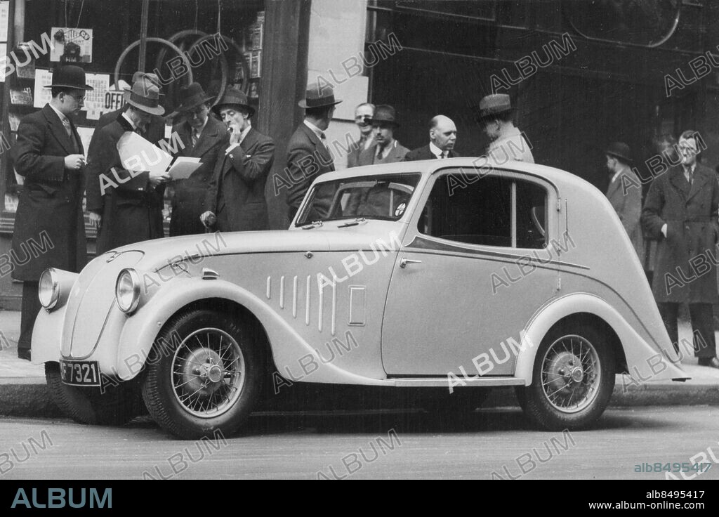 Orig. bildtext... NEW 30 M.P.H. ALL-ELECTRIC CAR. The Wilson-Electric town coupe, built by partridge, Wilson & Co. of Leicester, is now being demonstrated in London. It is an all-electric car, and has no clutch or gears to manipulate, no lubrication, cooling or ignition system to keep in order. It consists of a steel chassis, a battery, a totally enclosed motor, a controller box, hand and foot brakes and steering gear. The car has a top speed of 30 to 35 m.p.h., and it's therefore impossible to break the new 30 miles an hour speed limit, which came into force today. O.P.S. The Wilson-Electric town coupe, showing in one picture, the totally enclosed electric motor. Anm. Se även BBE138A Bildäck Uppvisningar Folksamlingar Form Design CD282 sites: LONDON;STORBRITANNIEN.