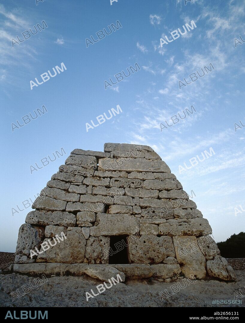 PREHISTORIA. EDAD DE LOS METALES. EDAD DEL BRONCE. "NAVETA DES TUDONS". Edificio de planta de herradura y forma de nave invertida, posiblemente de funcionalidad funeraria. CULTURA MEGALITICA. Alrededores de Ciutadella. MENORCA. Islas Baleares. España.