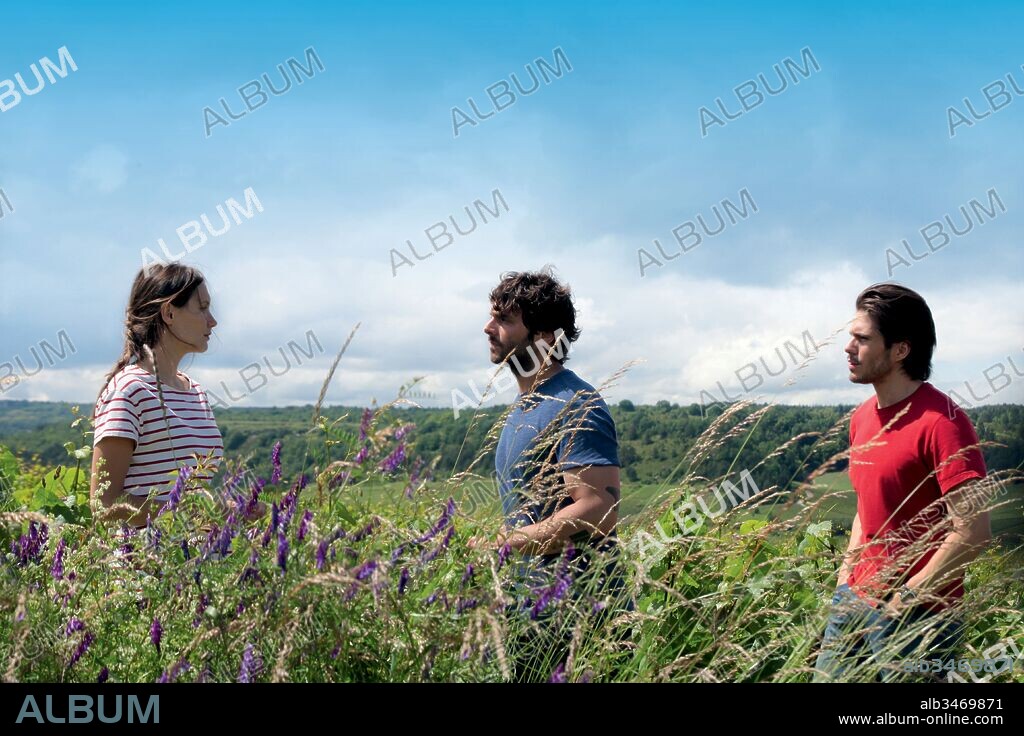 ANA GIRARDOT, FRANÇOIS CIVIL and PIO MARMAI in BACK TO BURGUNDY, 2017 (CE QUI NOUS LIE), directed by CEDRIC KLAPISCH. Copyright Ce Qui Me Meut Motion Pictures.