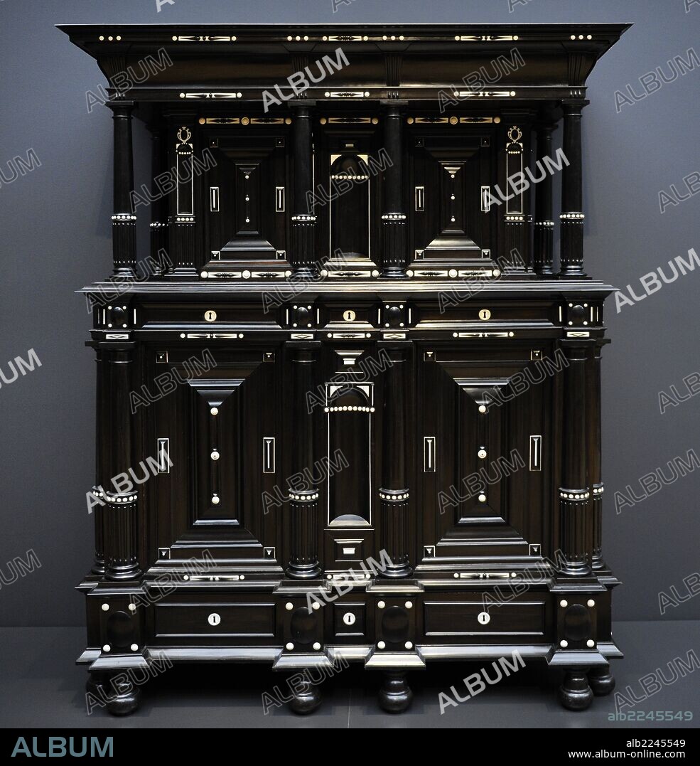 ARTE BARROCO. HOLANDA. ARMARIO. Procedente del norte de Holanda, Amsterdam?. 1630-1640. Realizado en madera de roble y chapa de madera de ébano. Rijksmuseum. Amsterdam. Paises Bajos.