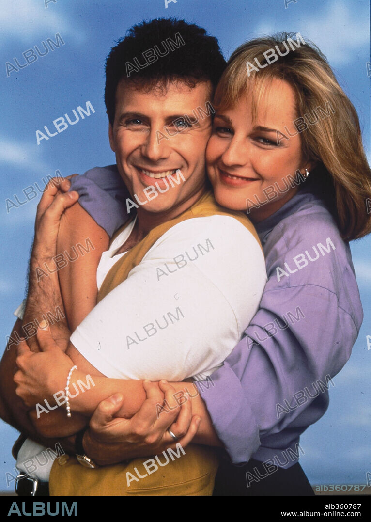HELEN HUNT and PAUL REISER in MAD ABOUT YOU, 1992, directed by BARNET KELLMAN, DAVID STEINBERG, MICHAEL LEMBECK and THOMAS SCHLAMME. Copyright TRI STAR TELEVISION.