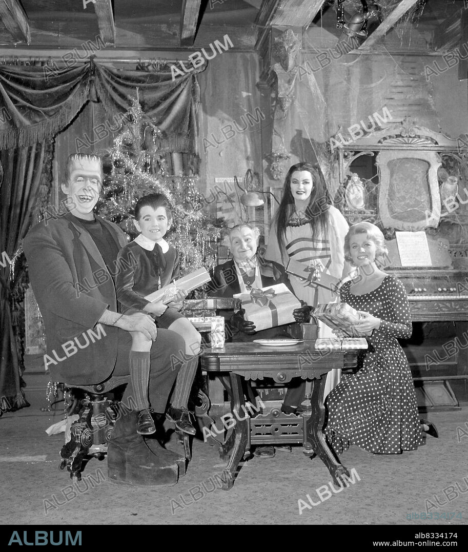 AL LEWIS, BEVERLEY OWEN, BUTCH PATRICK, FRED GWYNNE and YVONNE DE CARLO in THE MUNSTERS, 1964, directed by EARL BELLAMY, EZRA STONE, GENE REYNOLDS, JERRY PARIS, JOSEPH PEVNEY and NORMAN ABBOTT. Copyright CBS/MCA/UNIVERSAL.