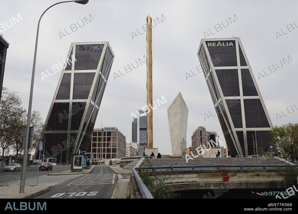 Madrid, 27/03/2021. Plaza de Castilla. Torre de Bankia con el nuevo logotipo tras la fusión con CaixaBank. Foto: Guillermo Navarro. ARCHDC.