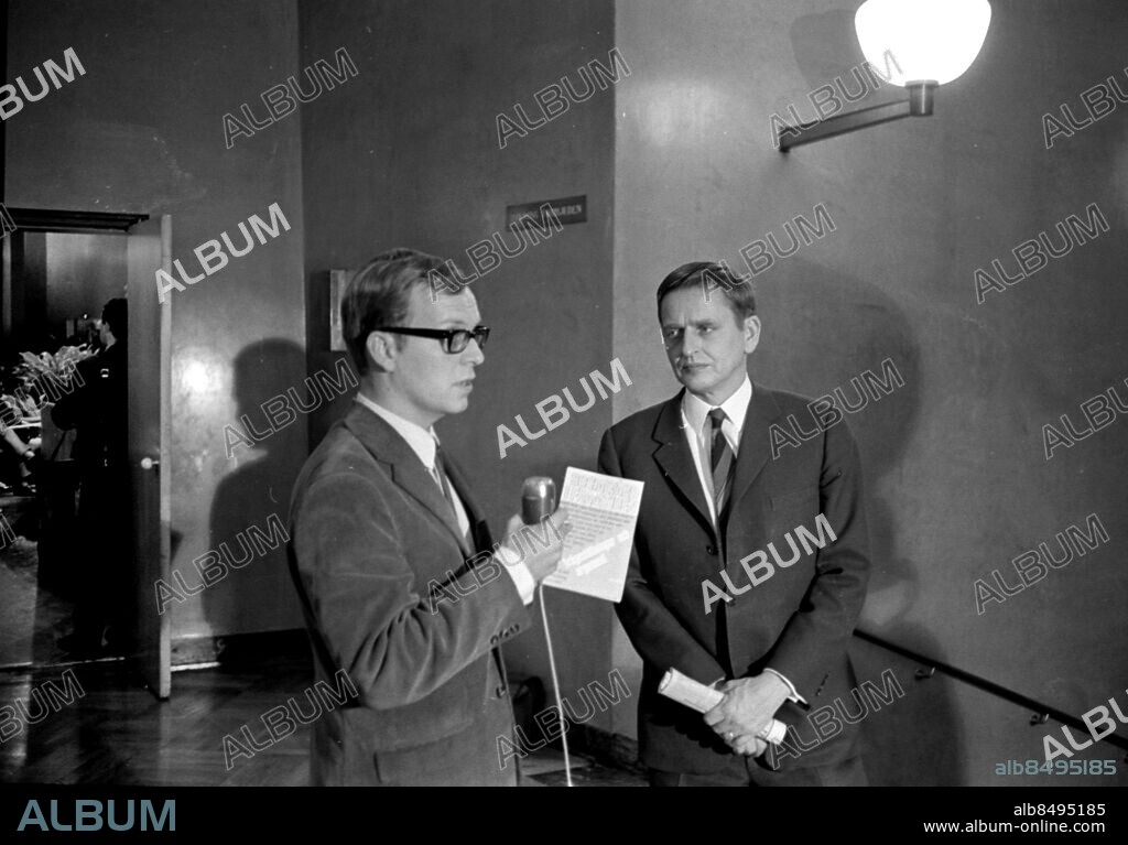 GÖTEBORG 1970-10-01.. Konferens på Konserthuset - socialvårdskonferens. Här intervjuas Olof Palme av TV:s Lars-Åke Engblom.. *** Local Caption *** GT Blad 16 - Foto: Thure Christiansson / Kamerareportage / TT / Kod: 2524.