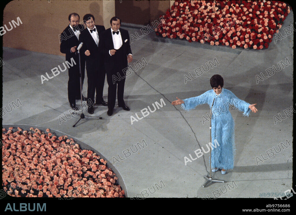 Madrid, 29/03/1969. Salomé representando a España en el Festival de Eurovisión con la canción «Vivo cantando».