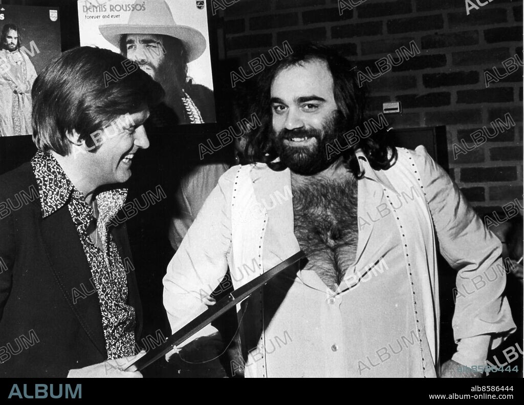 GÖTEBORG 1975-03-09.. "Grattis till din stora skivförsäljning i Sverige", sa Phonogramdirektören Ove Sköld till Demis Roussos och överlämnade både en diamantskiva och en guldkassett - grekisk sångare, mest känd för sina romantiska sånger och sin karakteristiskt passionsfyllda röst *** Local Caption *** GP Foto: Thore Leykauff / Kamerareportage / TT / Kod: 2524.