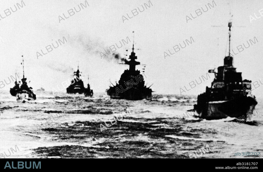 Scharnhorst, Gneisenau and the heavy cruiser Prinz Eugen cross the Short French Sea untouched by the British Navy.