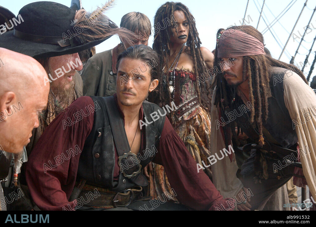 GEOFFREY RUSH, JOHNNY DEPP, MARTIN KLEBBA, NAOMIE HARRIS and ORLANDO BLOOM in PIRATES OF THE CARIBBEAN: AT WORLDS END, 2007, directed by GORE VERBINSKI. Copyright WALT DISNEY PICTURES / VAUGHAN, STEPHEN.