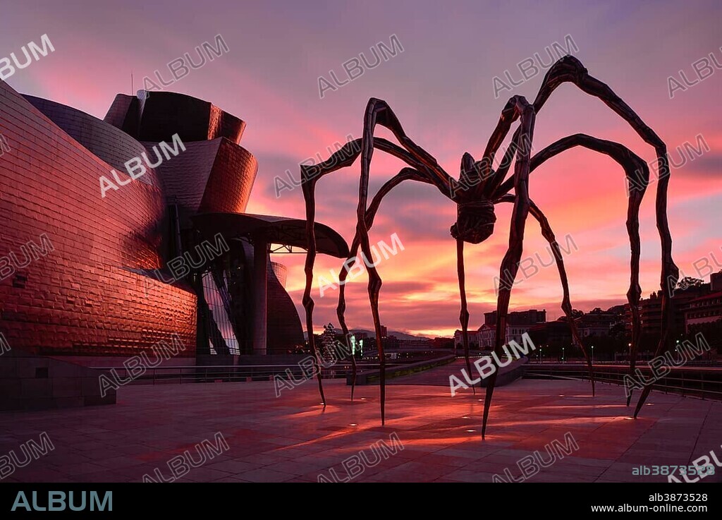 Spider sculpture Maman by Louise Bourgeois, in front of the Guggenheim Museum Bilbao, Bilbao, Basque Country, Biscay Province, Spain