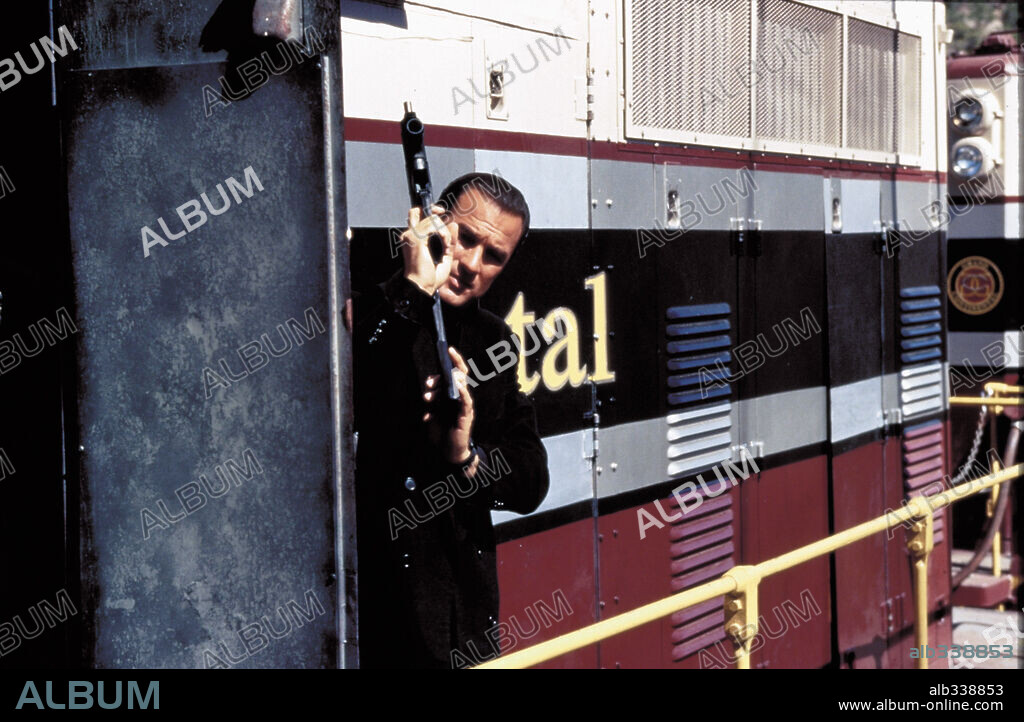 STEVEN SEAGAL en ALERTA MÁXIMA 2, 1995 (UNDER SIEGE 2: DARK TERRITORY), dirigida por GEOFF MURPHY. Copyright WARNER BROTHERS.