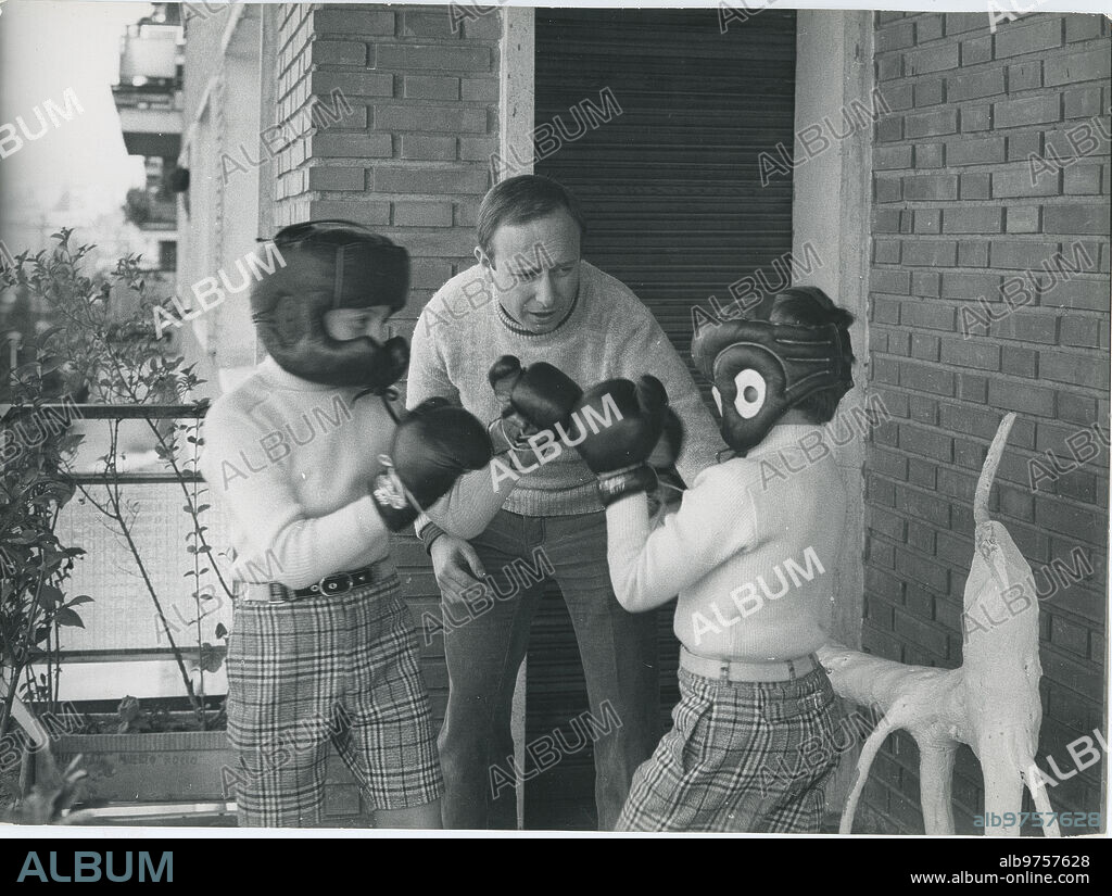 Madrid, junio de 1973. Manuel Summers en su casa, jugando con sus hijos al boxeo.