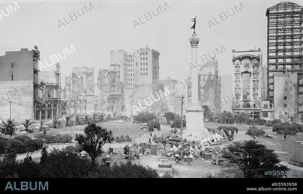 San Francisco (Californie, USA) : tremblement de terre du 18. avril 1906 détruisant la ville et provoquant un immense incendie. Buildings endommagés ; au centre, rescapés transportant quelques affaires personnelles.