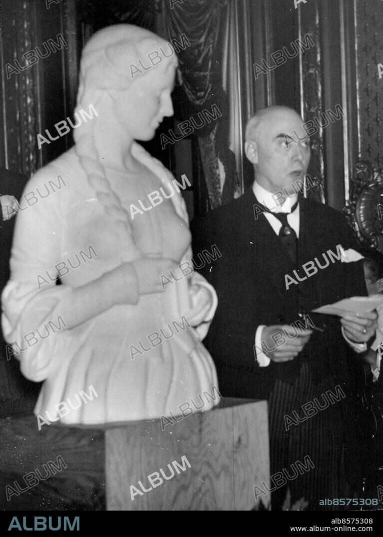 Stockholm 1934-12-20. Operachefen tackar för skulptören Carl Eldhs marmorbyst av operasångerskan Kristina Nilsson, som Margareta skänkt till Operans foajé . Foto: SvD / TT / kod 12014.