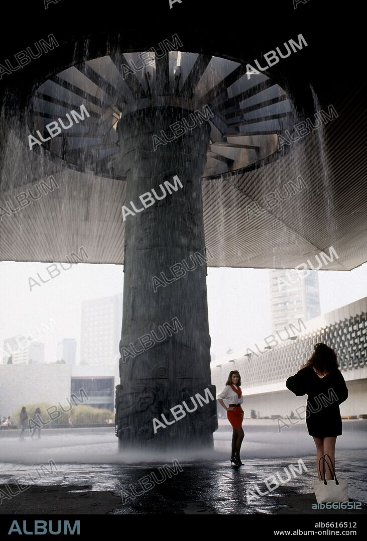 MODELO PUBLICITARIA REALIZANDO UNA SESION DE FOTOS EN EL VESTIBULO DEL MUSEO CON LA FUENTE DE TLALOC O DIOS DE LA LLUVIA.