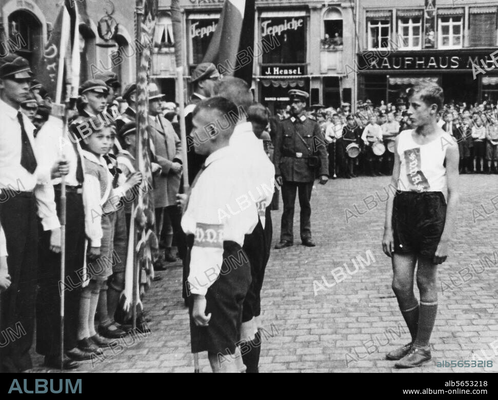 Nationalsozialismus / Kundgebung des Vereins für das Deutschtum im Ausland in Naumburg an der Saale. Aufmarsch der Jugend des VDA vor Beginn eines Staffettenlaufes an die Grenzen des Deutschen Reiches. Foto (Else Hege), 1933.