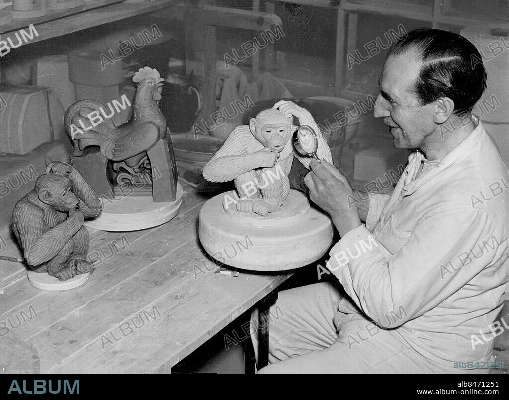 Lidköping 1943-05-09. Rörstrands porslinsfabrik i Lidköping. Nylundska apor och tuppar retuscheras av herr Müller. Foto: SvD / TT / kod 12014.